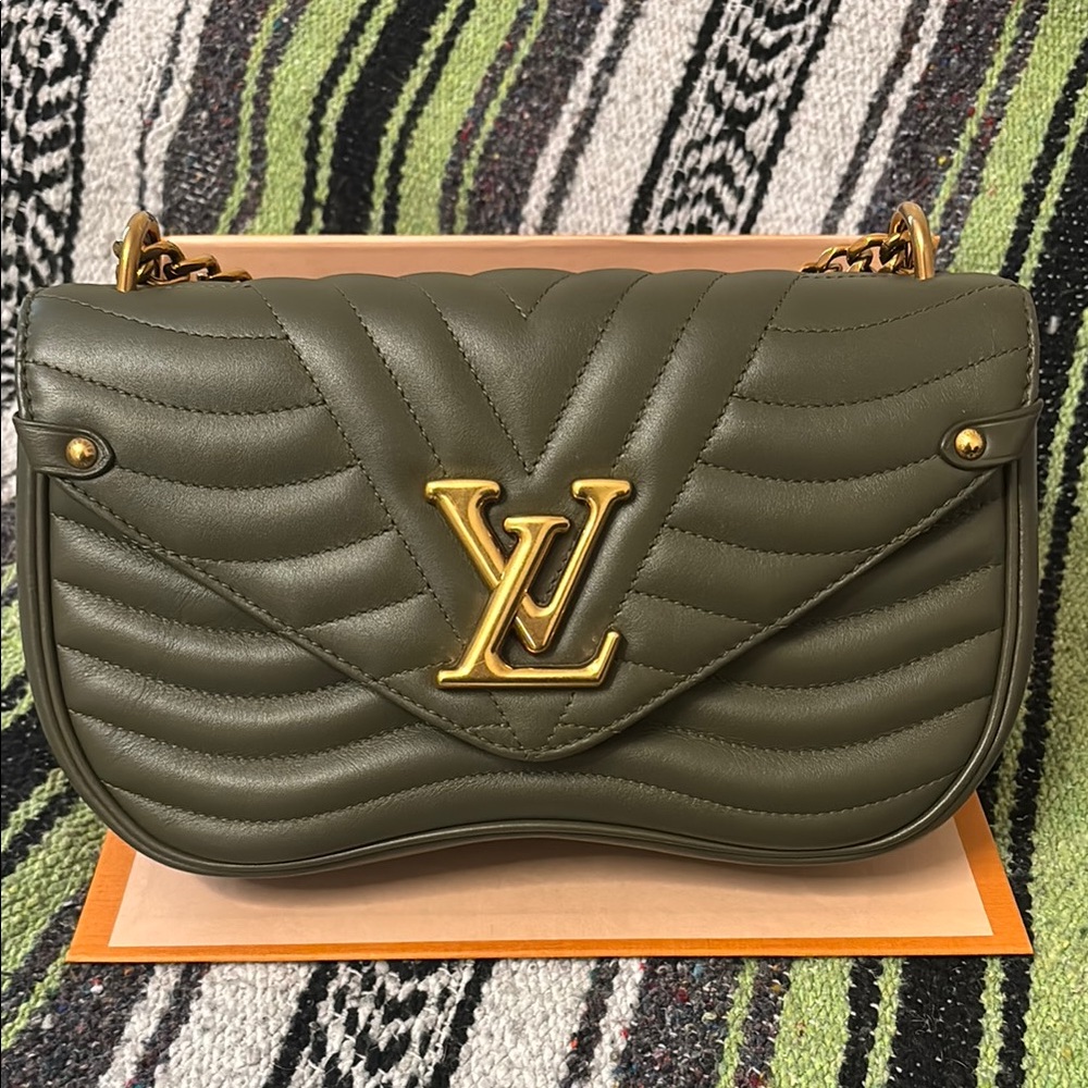 Louis Vuitton New Wave
Leather 2-Way Chain Shoulder
Bag Handbag